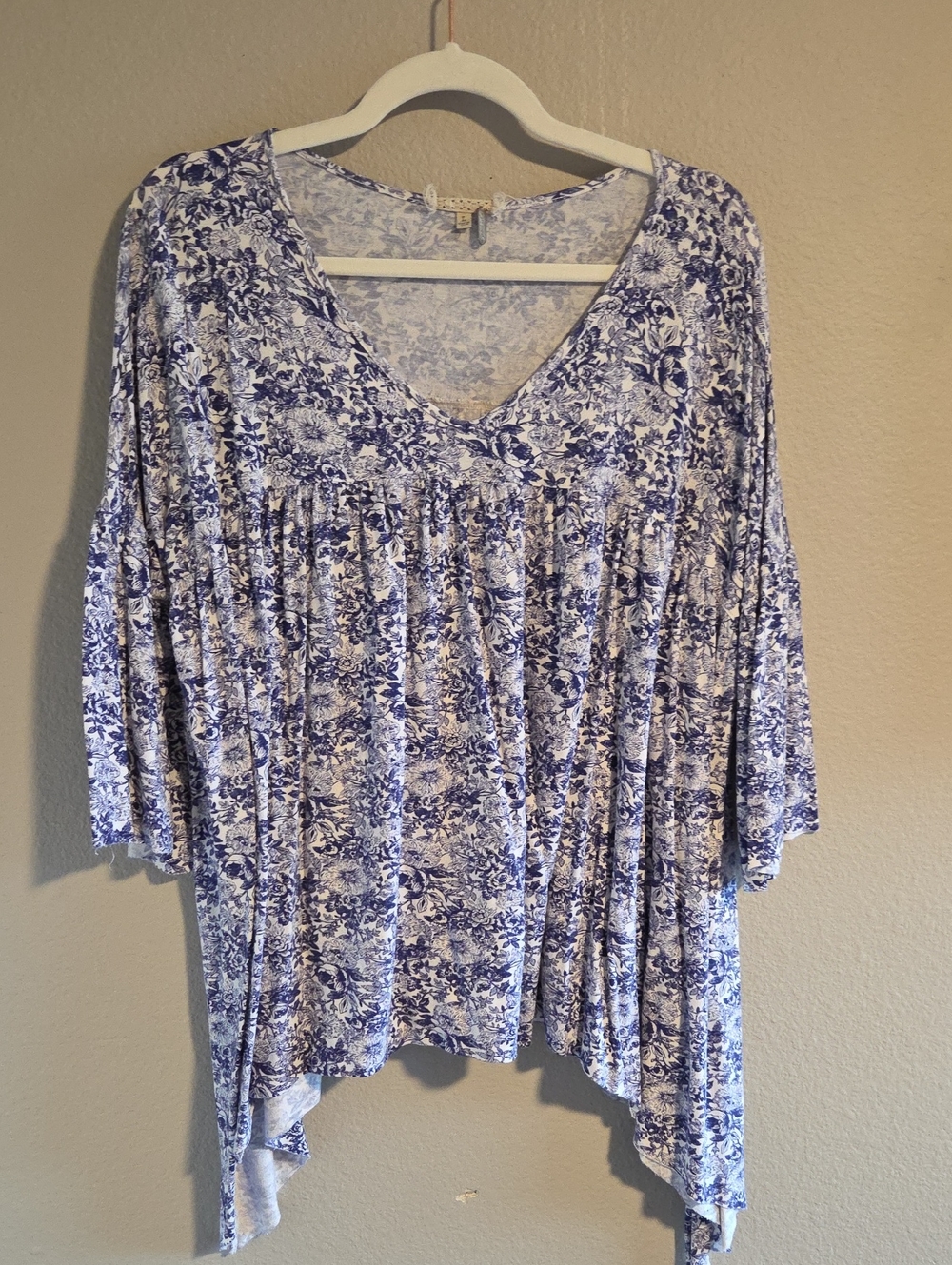 Gimmicks by BKE Blue & White Floral Babydoll Tunic Top Asymmetrical Hem L